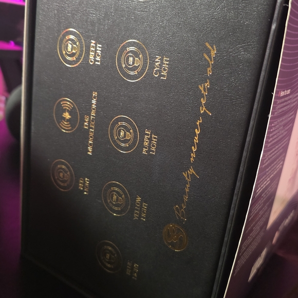 Prediré Paris 8 Element Gold LED Photon Therapy Wired Face & Neck Mask - Picture 3 of 5